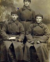 Дуркин Николай Егорович (1906-1942) (стоит), Рочев Иосиф Григорьевич (1906-1942) (сидит слева), Рочев Иосиф Федорович (1907-1941) (сидит справа), Гам