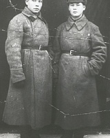 Артеев Ефим Григорьевич (слева) (1919-1942), Бакур