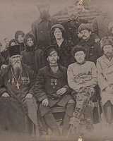 Сметанин Степан Игнатьевич (сидит в центре)