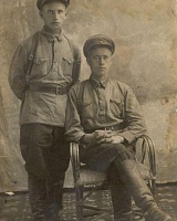 Ануфриев Яков Петрович (1914-1942), Диюр (стоит) и Ануфриев Петр Васильевич (1923-1980), Диюр