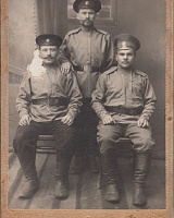 Стоит – Рочев Николай. Сидят (слева направо): Ануфриев Деомид, Хозяинов Гаврил Дмитриевич, д. Гам
