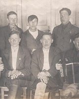 Новобранцы из Сизябска перед отправкой в армию. Фото 1940 года