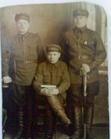Артеев Степан Васильевич (1907 г.р) Няшабож (в центре)